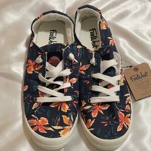 NWT: Farwest Canvas Sneakers